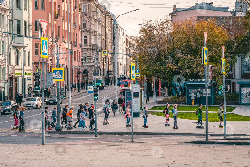 Скачать Роликовые конькобежцы в движении по городской улице. фотосток Ozero