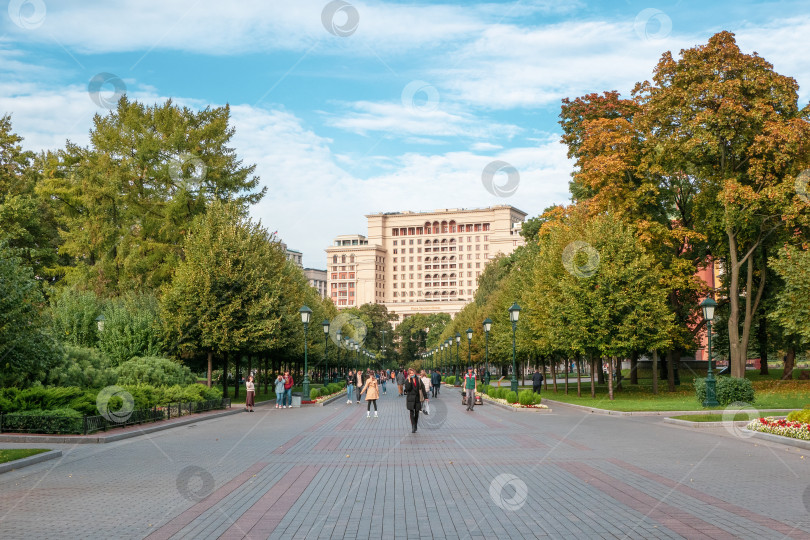 Скачать Площадь в Александровском саду в Москве с гуляющими людьми. фотосток Ozero