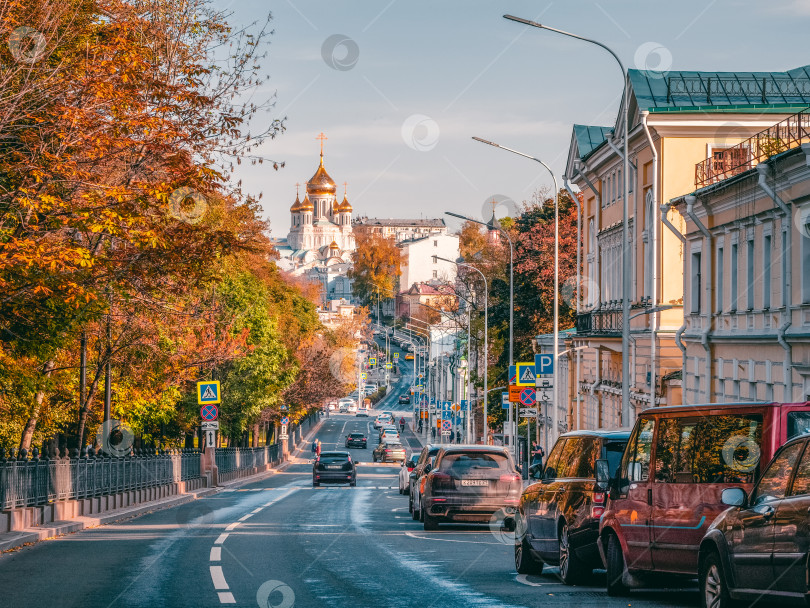 Скачать Тверской район Москвы. Красивый солнечный осенний город. Храм с золотыми куполами на холме. фотосток Ozero