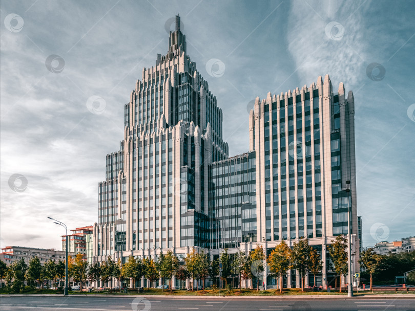 Скачать Здание в стиле милитари бизнес-центра "Оружейная палата" в Москве. Россия. фотосток Ozero