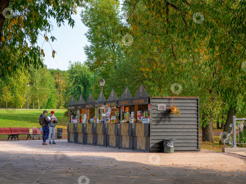 Скачать Торговые продуктовые киоски в летнем парке Царицыно. Москва. фотосток Ozero