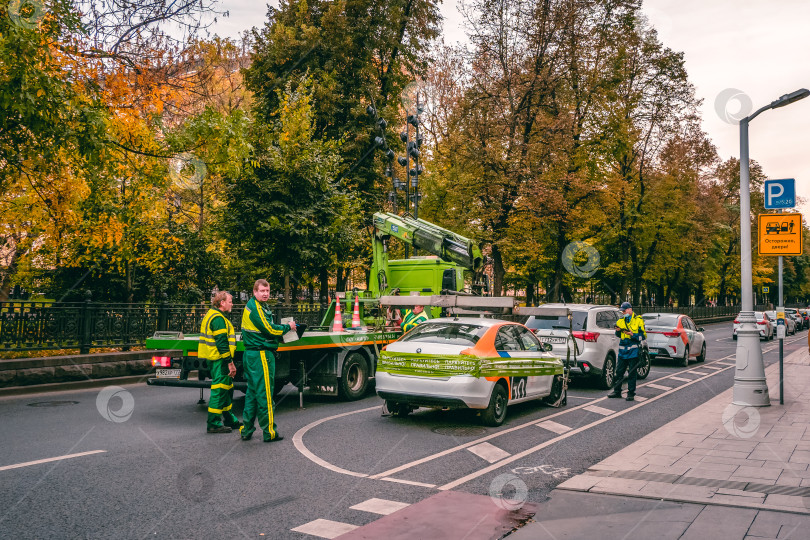 Скачать Эвакуатор вывозит автомобили нарушителей на городскую улицу. Москва. фотосток Ozero