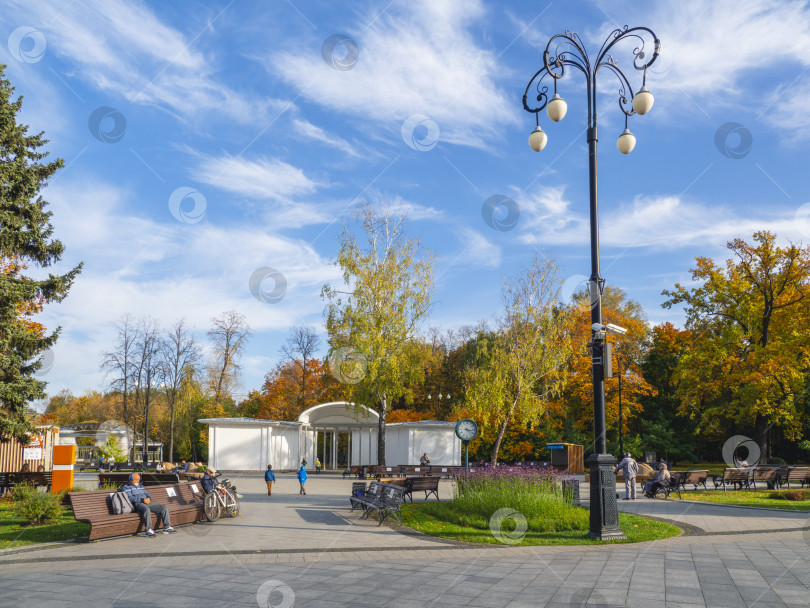 Скачать Московский осенний городской парк с гуляющими и отдыхающими людьми. фотосток Ozero