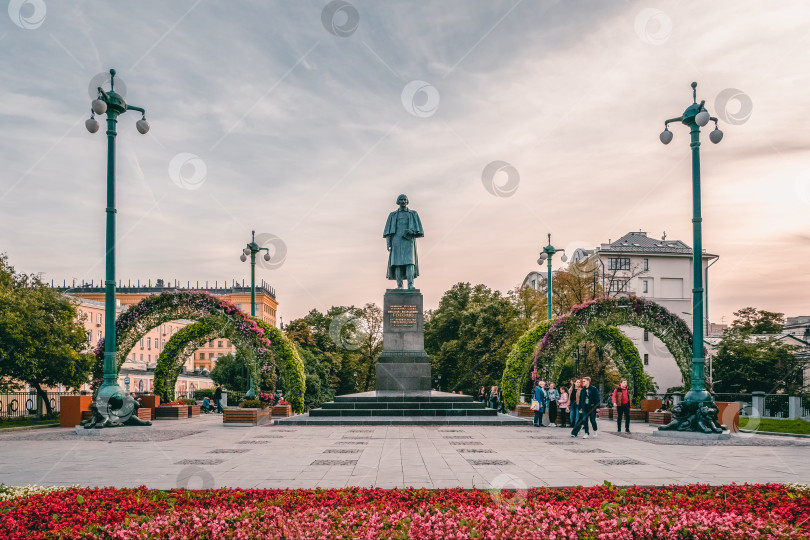 Скачать Бронзовый памятник великому русскому писателю Николаю Гоголю на Гоголевском бульваре вечером. фотосток Ozero