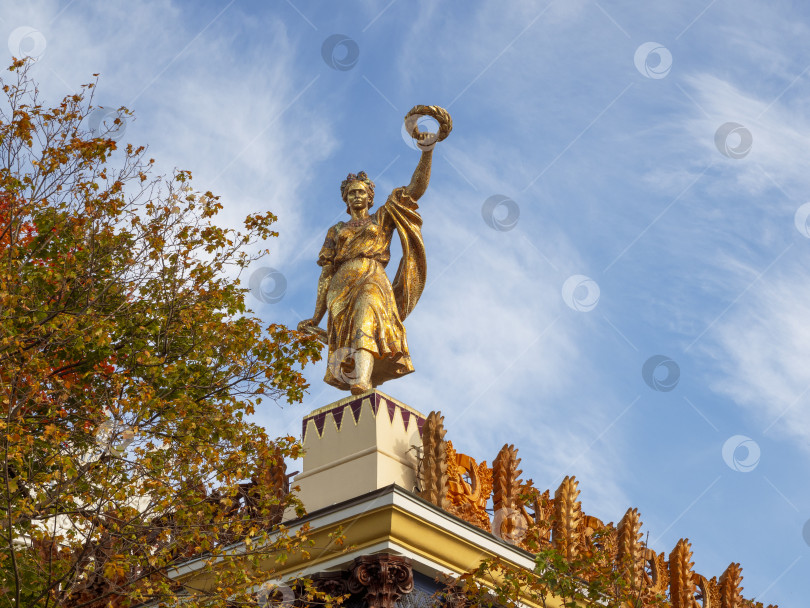 Скачать Старая советская мозаичная скульптура женщины с венком, Москва, ВДНХ фотосток Ozero