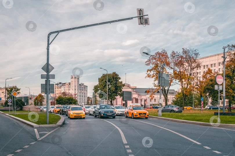 Скачать Машины остановились на красный сигнал светофора в городском потоке. фотосток Ozero