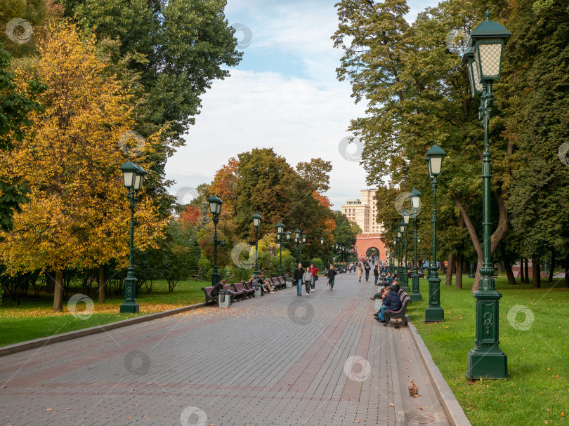 Скачать Площадь в Александровском саду в Москве с гуляющими людьми. фотосток Ozero