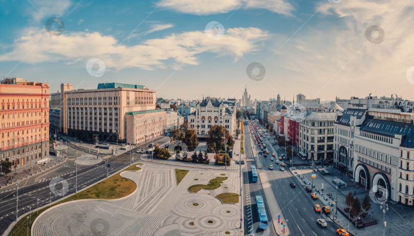 Скачать Лубянская площадь, вид с воздуха. Архитектура старого города в центре Москвы. Панорамный вид. фотосток Ozero