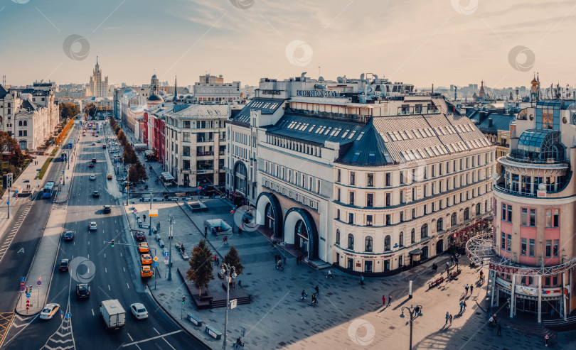 Скачать он на крышах домов старой городской архитектуры в центре Москвы. Панорамный вид. фотосток Ozero