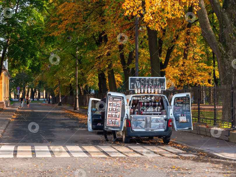 Скачать Санкт-Петербург, Россия. Кофейня в машине на осенней улице. фотосток Ozero