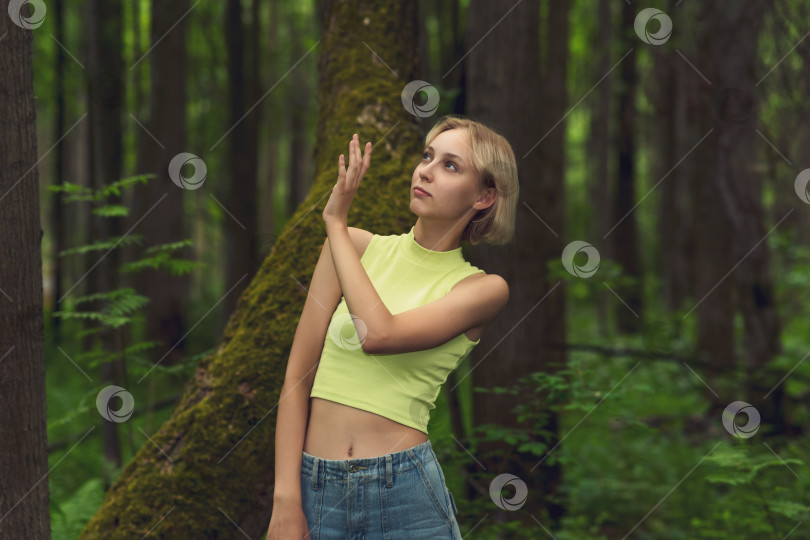 Скачать молодая женщина в лесу отпугивает комара фотосток Ozero