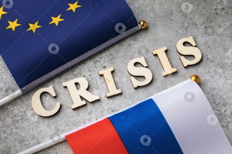 Скачать Текст из деревянных букв и двух флагов, концепция кризиса в отношениях между Россией и Европейским Союзом фотосток Ozero