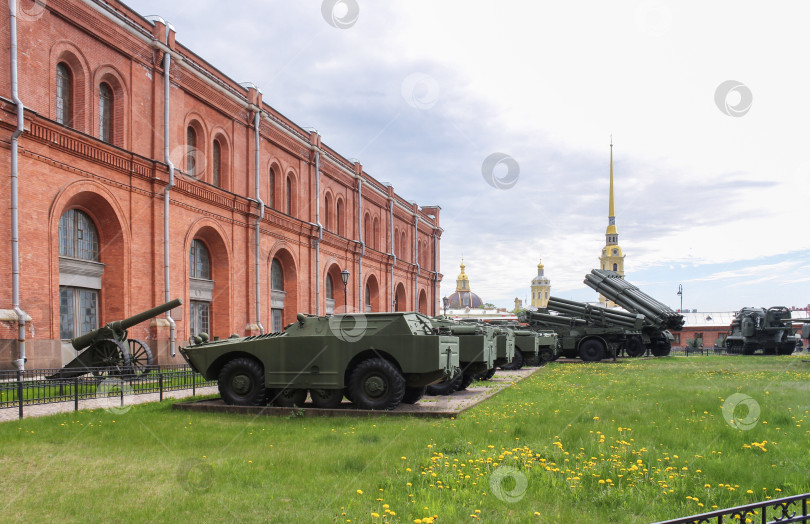 Скачать Экспозиция военных бронеавтомобилей. фотосток Ozero