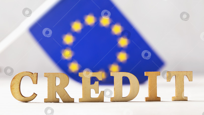 Скачать Текст из деревянных букв и флаг ЕС на абстрактном фоне, концепция на тему кредита из Европейского Союза фотосток Ozero