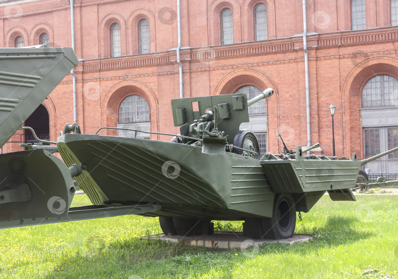 Скачать Плавучий военный трейлер с пушкой. фотосток Ozero