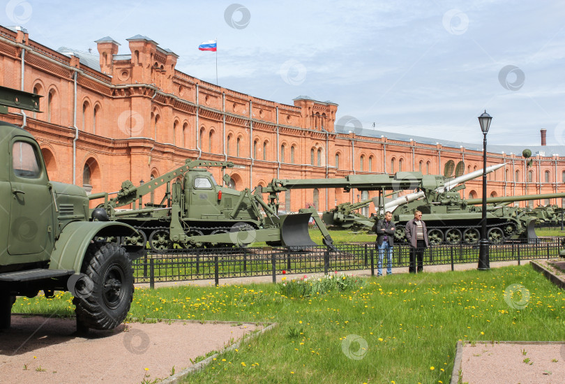 Скачать Посетители военно-исторического музея. фотосток Ozero