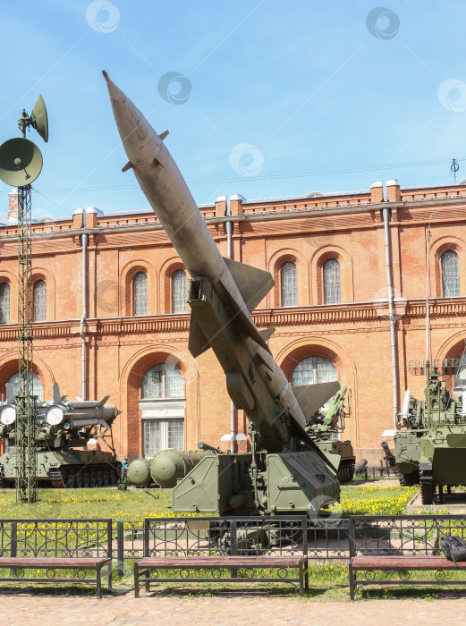 Скачать Зенитная ракета на пусковой установке. фотосток Ozero