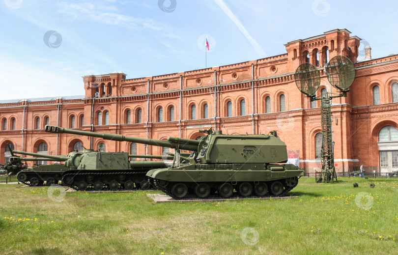 Скачать Самоходные гаубицы на фоне военно-исторического музея. фотосток Ozero