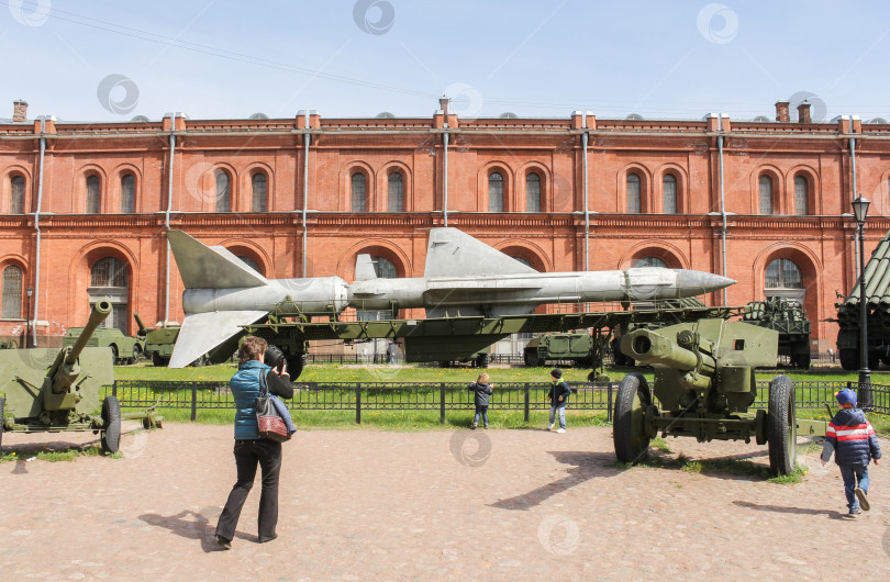 Скачать Дети в Военно-историческом музее. фотосток Ozero