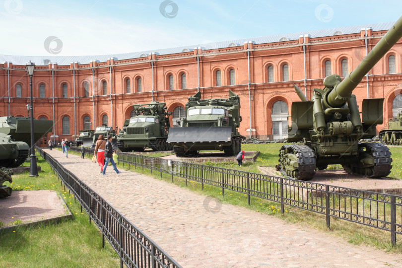 Скачать Аллея тяжелой военной техники. фотосток Ozero