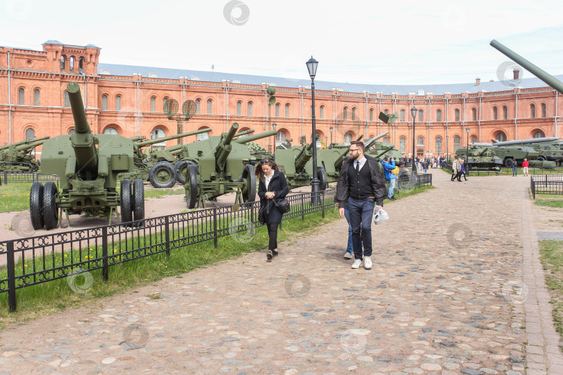 Скачать Посетитель Военно-исторического музея. фотосток Ozero