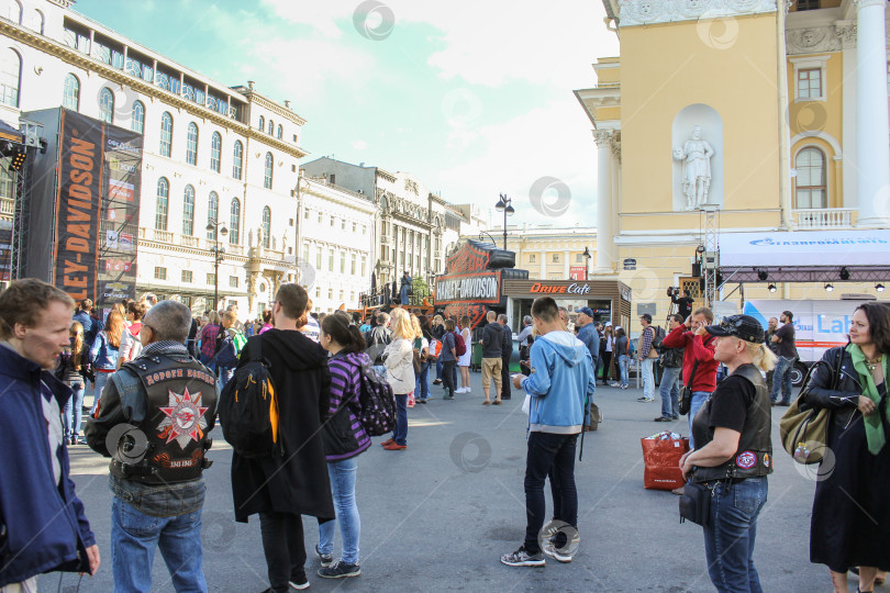 Скачать Люди на площади Островского. фотосток Ozero