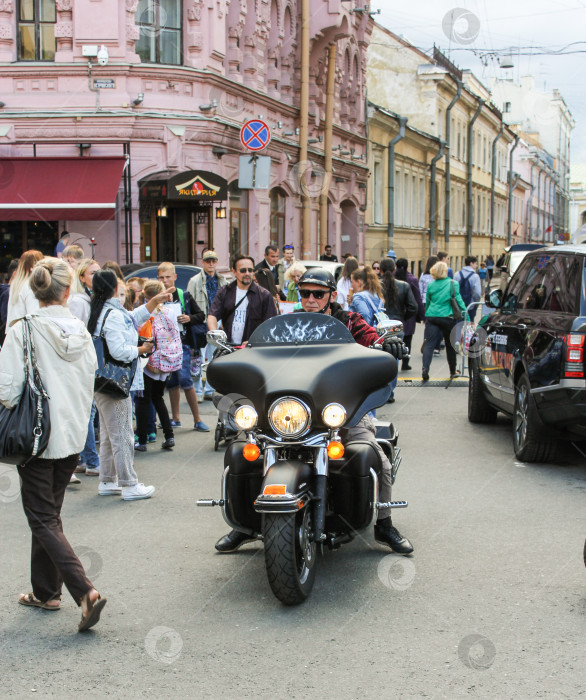 Скачать Байкер на черном мотоцикле. фотосток Ozero