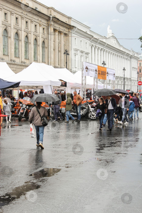 Скачать Люди под зонтиками на празднике. фотосток Ozero