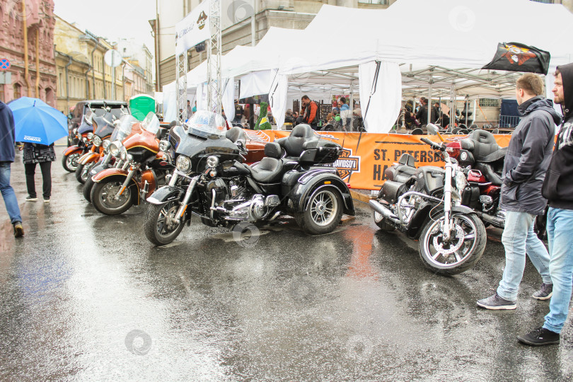 Скачать Мотоциклы припаркованы на мокрой дороге. фотосток Ozero