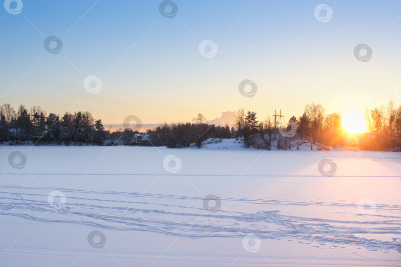 Скачать Закат на зимнем озере. фотосток Ozero