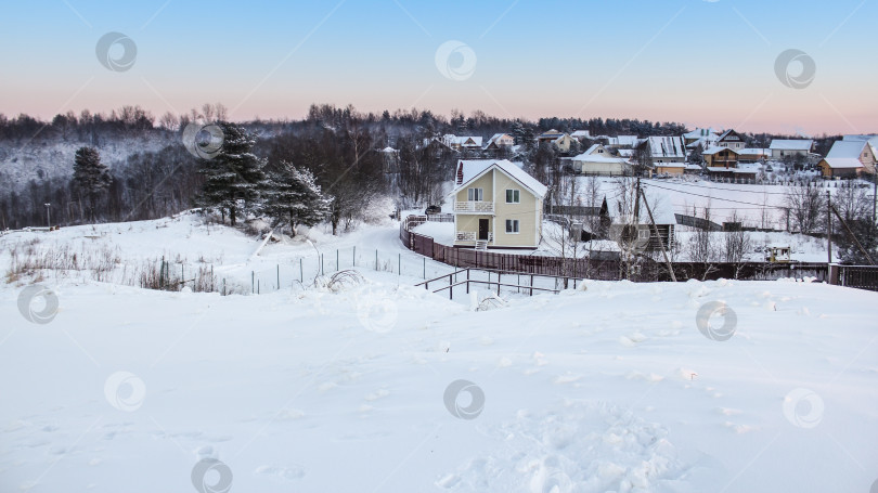 Скачать Загородный поселок зимой. фотосток Ozero