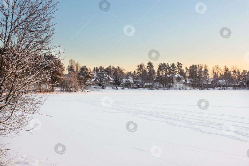 Скачать Частный дом на берегу зимнего озера. фотосток Ozero