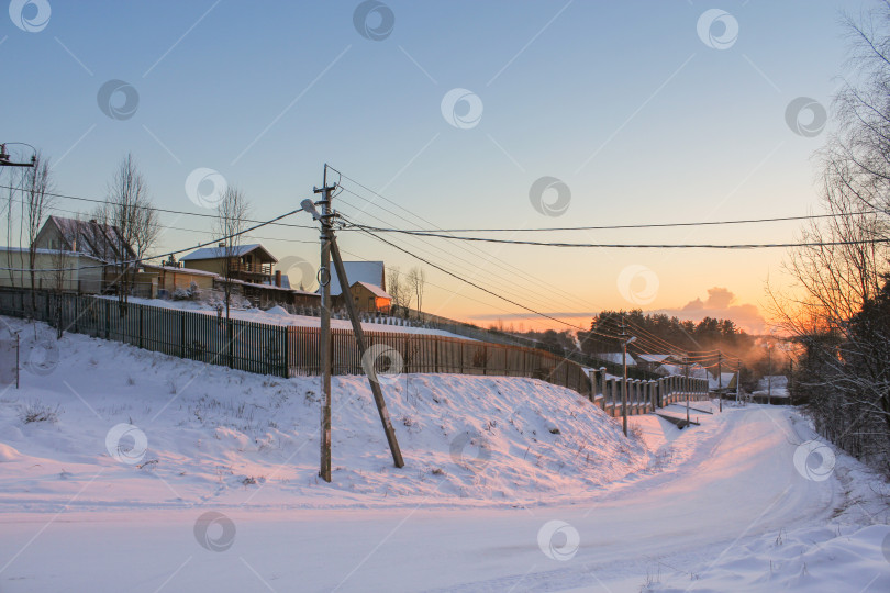 Скачать Зимний закат в деревне. фотосток Ozero