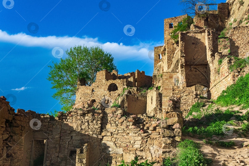 Скачать руины стен домов на утесе в заброшенной деревне Гамсутль фотосток Ozero