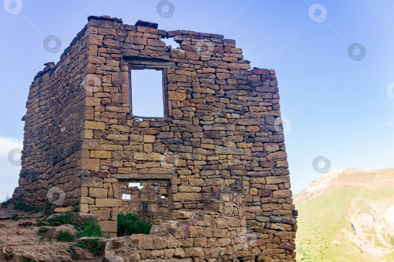 Скачать руины каменного дома на фоне неба в древней заброшенной деревне Гамсутль фотосток Ozero