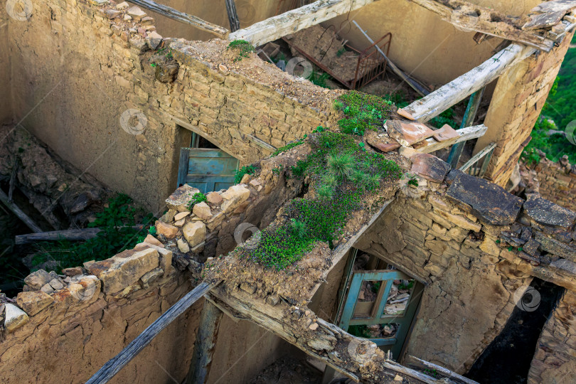 Скачать вид сверху на руины зданий необитаемого села Гамсутль в Дагестане фотосток Ozero