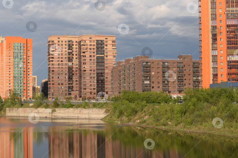 Скачать Современные городские здания на берегу реки фотосток Ozero