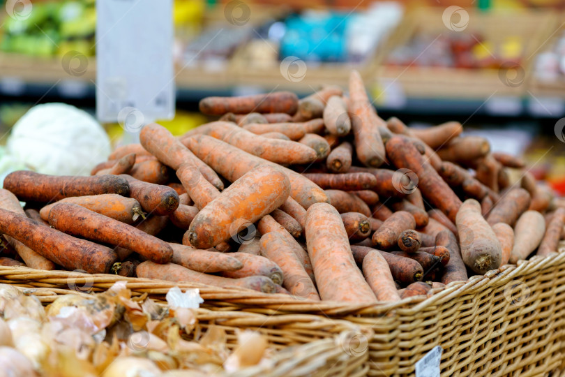 Скачать Продажа моркови в продуктовом гипермаркете. Фон из кучи моркови. Продуктовый магазин. фотосток Ozero