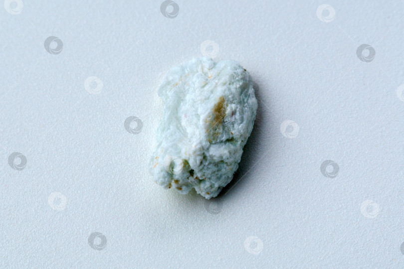 Скачать Макрокамень альбит-минерал на белом фоне крупным планом. Аквамарин на альбите фотосток Ozero
