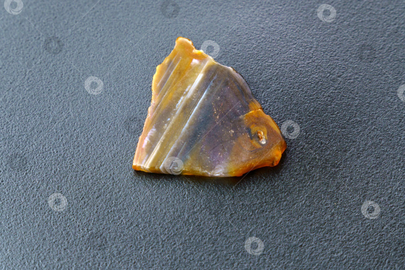 Скачать Камень агат, драгоценный камень, драгоценный минерал, защитный амулет. черный фон фотосток Ozero