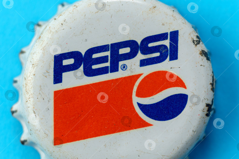 Скачать Тюмень, Россия - 15 февраля 2023 года: Винтажная металлическая крышка Pepsi, логотип крупным планом. Ретро-стиль. фотосток Ozero