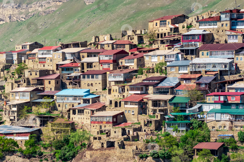 Скачать вид на горную деревню Чох на склоне горы в Дагестане фотосток Ozero