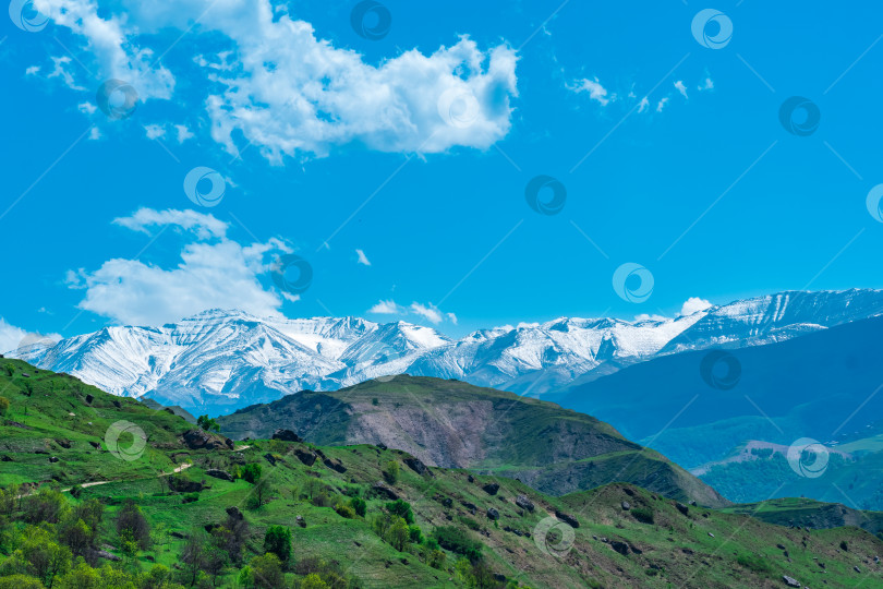 Скачать горный пейзаж Северного Кавказа, заснеженный хребет далеко за пределами альпийских лугов фотосток Ozero