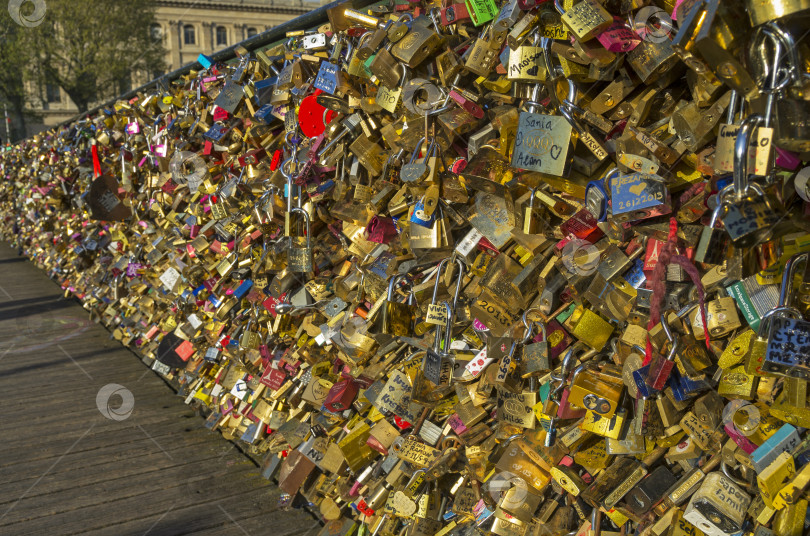 Скачать Too many locks of love. Мода на замки любви. Париж, мост Искусств. Перил практически не видно, замки висят в несколько слоев.Эти замки в конце концов обвалили перила. фотосток Ozero