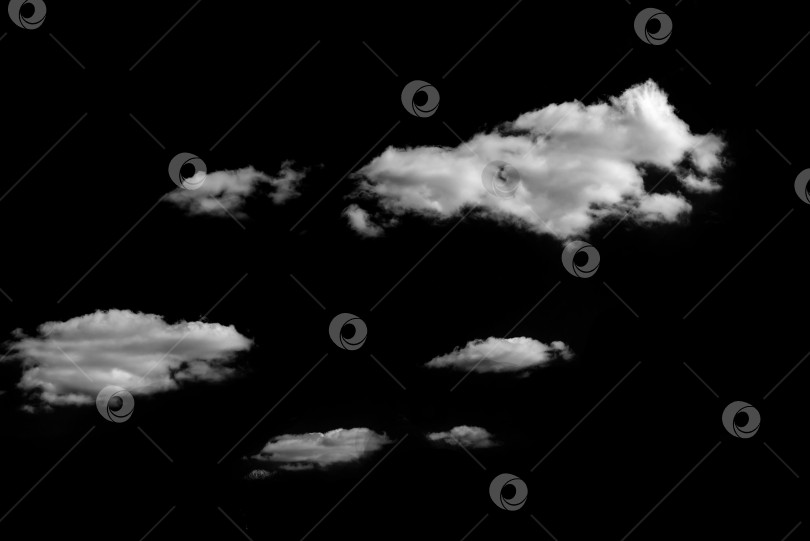 Скачать Набор пушистых белых облаков, выделенных на черном фоне фотосток Ozero