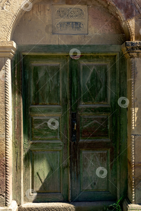 Скачать старинная деревянная дверь в древней горной деревне Чох в Дагестане фотосток Ozero