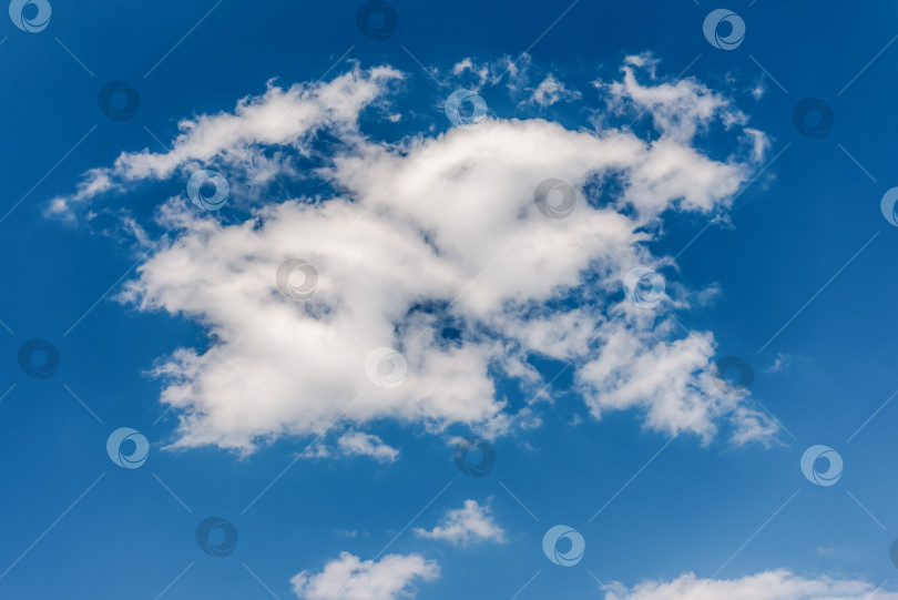 Скачать Белые удачные облака на голубом небе фотосток Ozero