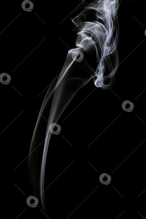 Скачать Струя белого дыма на черном фоне фотосток Ozero