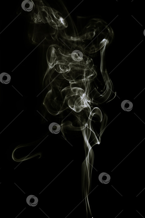 Скачать Струя белого дыма на черном фоне фотосток Ozero
