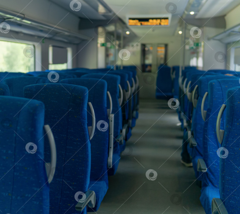 Скачать интерьер вагона пригородного пассажирского поезда фотосток Ozero